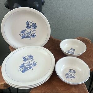 4 plates, 2 bowls of Pfaltzgraff Stoneware Yorktowne dishes! 💙🤍